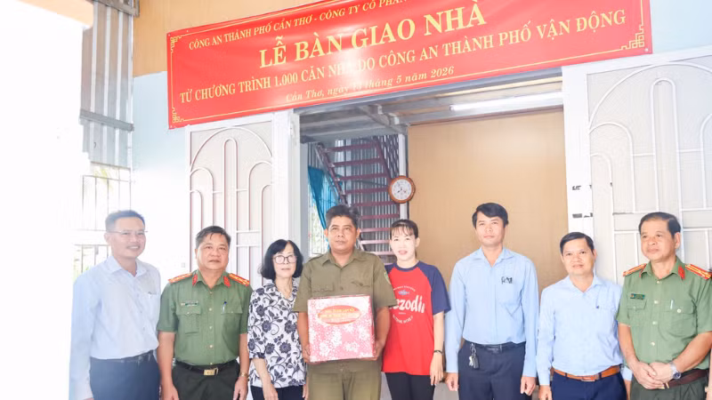 Công an thành phố Cần Thơ bàn giao nhà cho lực lượng an ninh trật tự cơ sở tại phường Bình Thủy.