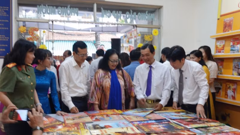 Các đại biểu tham quan tại Hội Báo Xuân Cần Thơ 2026.