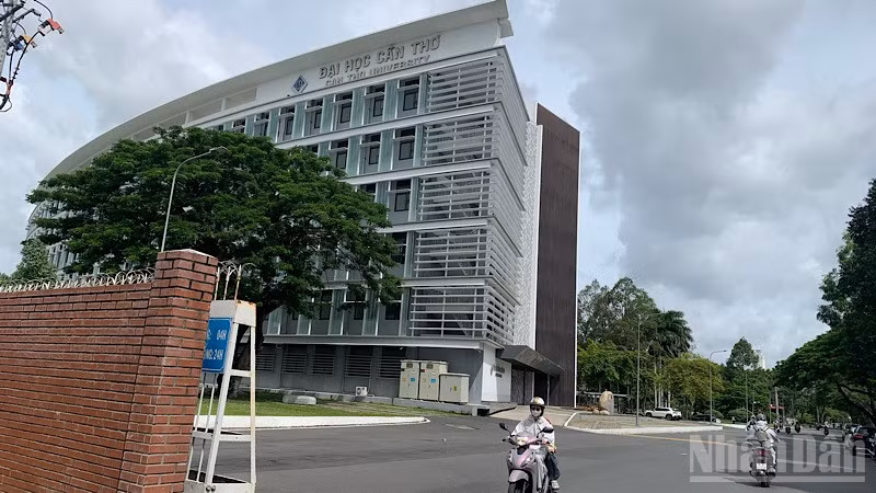 Một góc tòa nhà công nghệ cao Đại học Cần Thơ. (Ảnh: Thanh Tâm)