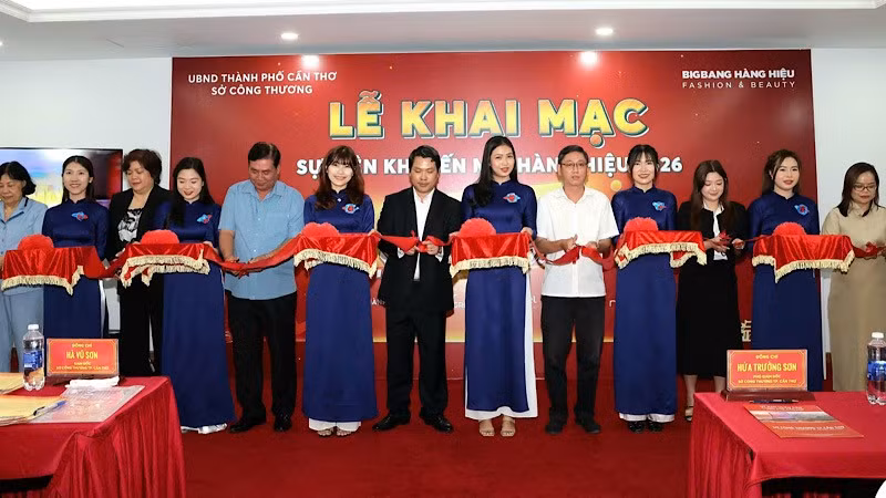 Ban tổ chức cắt băng khai mạc sự kiện. (Ảnh: TRUNG PHẠM)