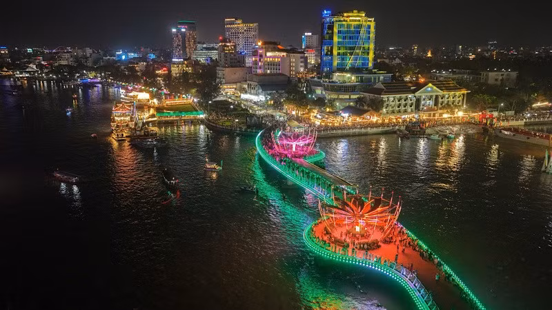 Một góc đô thị sông nước thành phố Cần Thơ về đêm.