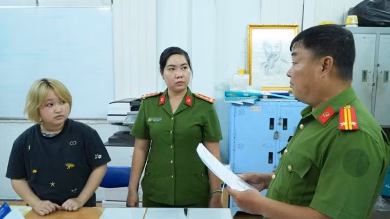 Công an Cần Thơ đọc lệnh khởi tố đối tượng cầm đầu.