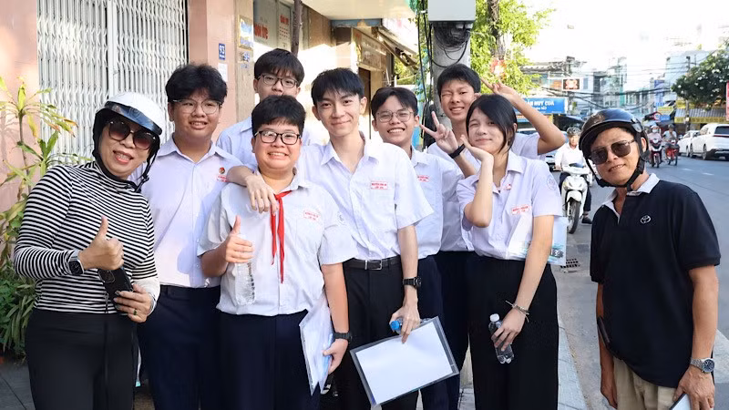 Thí sinh và phụ huynh phấn khởi sau khi thi tuyển sinh lớp 10.