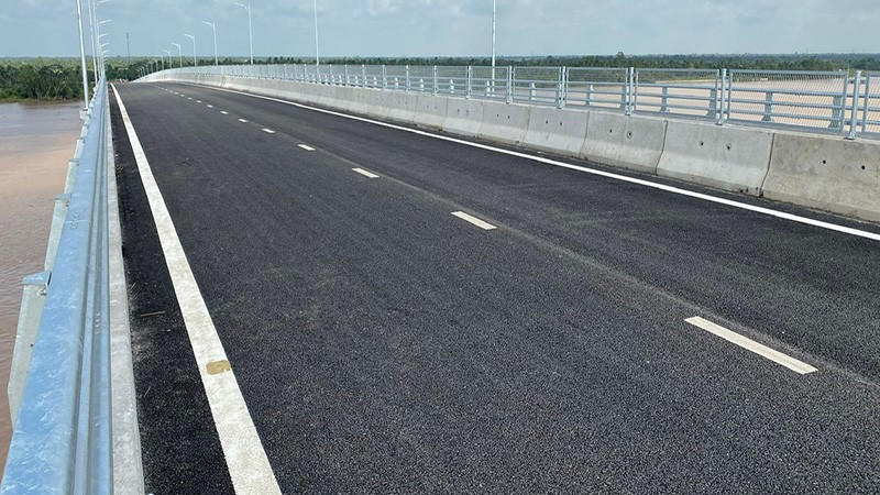 Mặt cầu Đại Ngãi 2 đã thảm nhựa và các kẻ vạch đường, lắp hệ thống chiếu sáng. a-2.jpg