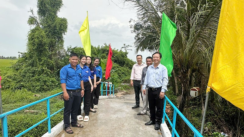 Cầu nông thôn được thi công bê-tông cốt thép chắc chắn. a-2-4258.jpg