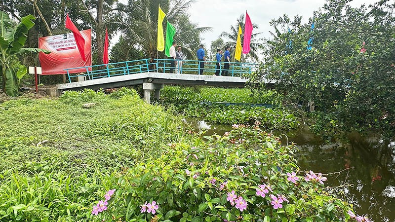 Chiếc cầu còn tạo điểm nhấn đẹp cho vùng quê Vĩnh Lợi (Cần Thơ). a-1.jpg