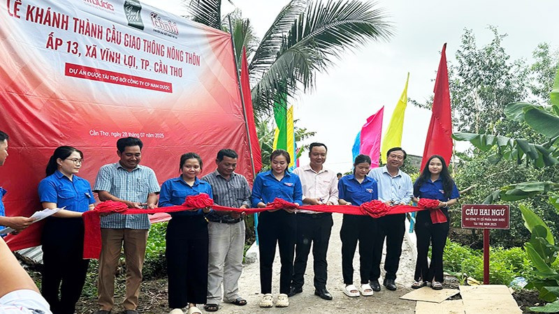 Thực hiện nghi thức cắt băng khánh thành cầu nông thôn. a4.jpg