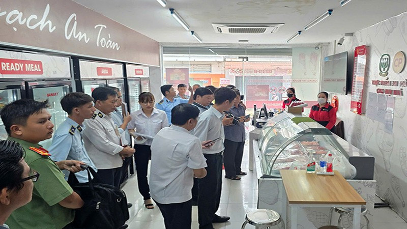 Đoàn kiểm tra làm việc tại một cửa hàng kinh doanh thực phẩm của Công ty C.P. Việt Nam tại Sóc Trăng. a.jpg