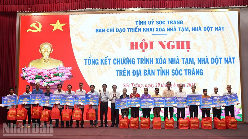 Lãnh đạo tỉnh Sóc Trăng trao quà và nhà cho hộ nghèo.