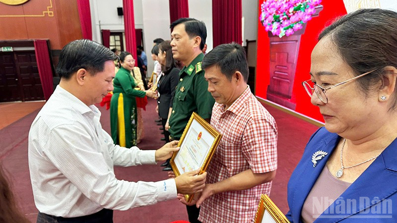 Chủ tịch Ủy ban nhân dân tỉnh Trần Văn Lâu tặng Bằng khen cho các tập thể, cá nhân tiêu biểu ndo_br_aa.jpg