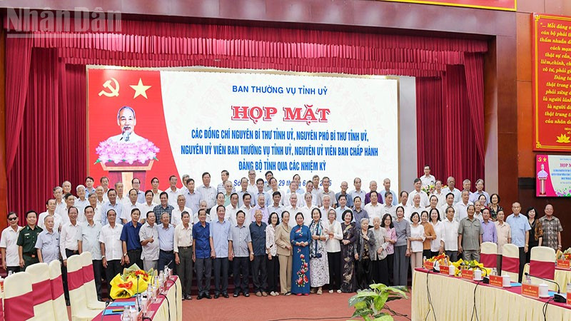 Các nguyên lãnh đạo tỉnh Sóc Trăng tin tưởng vào sự phát triển của địa phương sau khi sáp nhập. ndo_tl_a-1.jpg