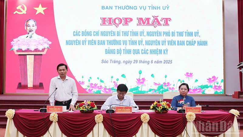 Chủ tịch Ủy ban nhân dân tỉnh Trần Văn Lâu thông tin những dự án đang hình thành. ndo_br_a6.jpg