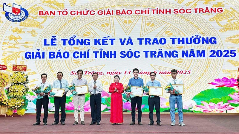 Đồng chí Hồ Thị Cẩm Đào và Chủ tịch Ủy ban nhân dân tỉnh Sóc Trăng Trần Văn Lâu trao giải Nhất báo chí cho các đại biểu. a-1-6188.jpg