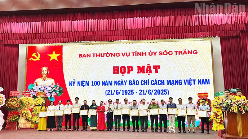 Tặng Bằng khen của Chủ tịch Ủy ban nhân dân tỉnh Sóc Trăng cho các cơ quan báo chí. ndo_tr_a-2-3953.jpg