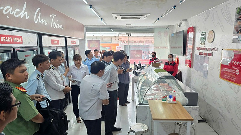 Đoàn liên ngành thực hiện kiểm tra tại cửa hàng của Công ty Cổ phần Chăn nuôi C.P Việt Nam tại Sóc Trăng.