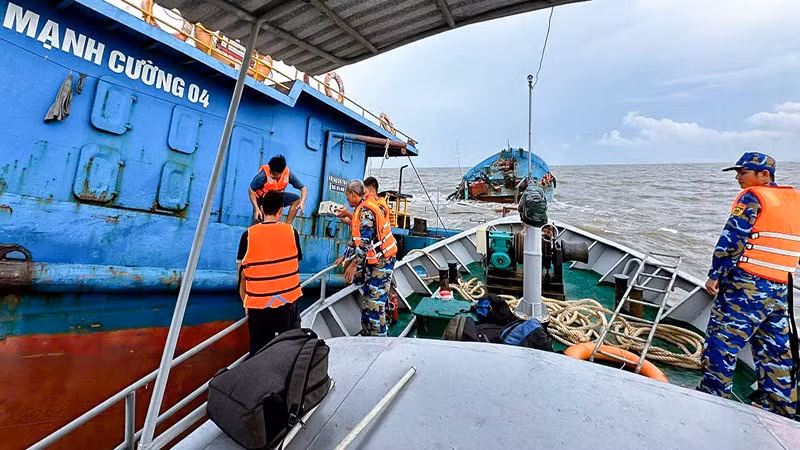 Tàu Hải đội 2 Biên phòng Sóc Trăng triển khai cứu nạn các thuyền viên.