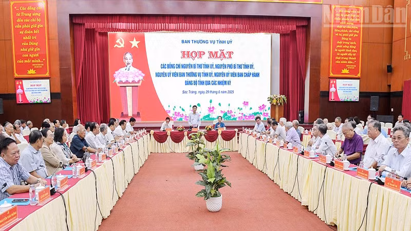 Quang cảnh buổi họp mặt.