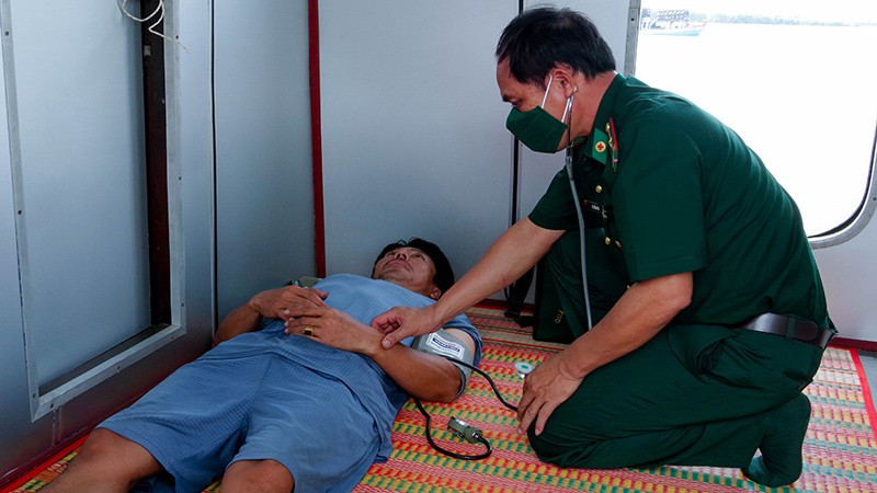 Quân y Biên phòng Sóc Trăng thăm khám sức khỏe cho các thuyền viên gặp nạn. 3.jpg
