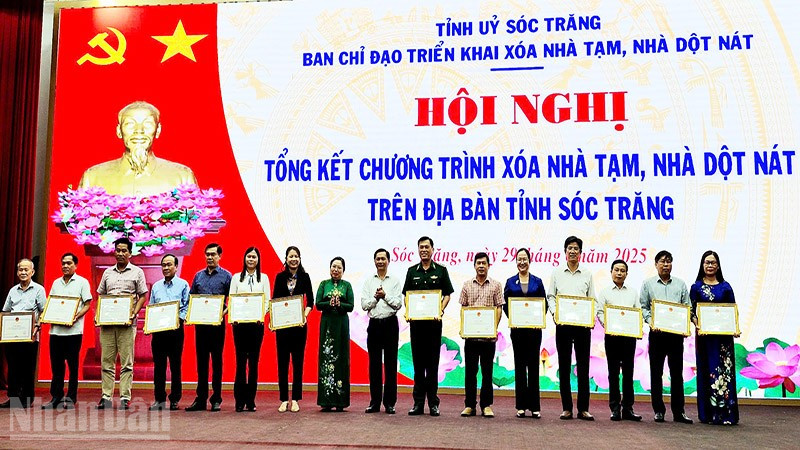 Trao Bằng khen cho các tập thể, cá nhân có thành tích xuất sắc trong thực hiện chương trình ndo_bl_a-4.jpg