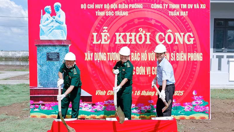 Các đại biểu động thổ khởi công xây dựng Tượng đài “Bác Hồ với chiến sĩ Biên phòng”. 