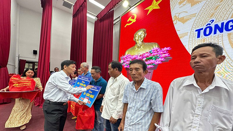Bí thư Tỉnh ủy Lâm Văn Mẫn trao kinh phí xây nhà cho hộ nghèo a1.jpg