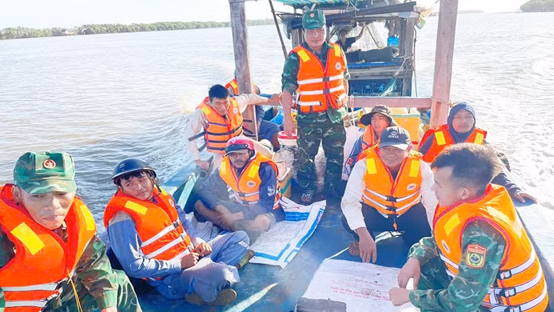 Cán bộ chiến sĩ Đồn Biên phòng Vĩnh Hải cùng tàu cá ngư dân Đinh Văn Hạo đưa 7 công nhân vào bờ 