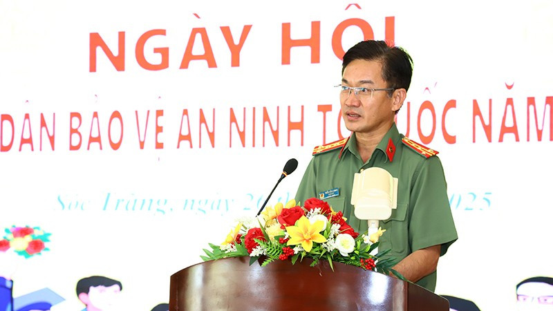 Đại tá Trần Văn Dương, Giám đốc Công an tỉnh Sóc Trăng phát biểu chỉ đạo tại Ngày hội. a-1.jpg