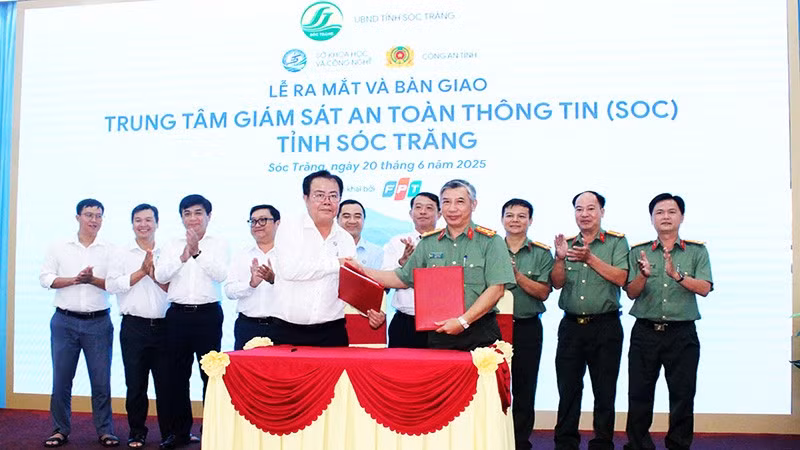 Trao biên bản bàn giao hệ thống SOC cho Công an tỉnh Sóc Trăng.