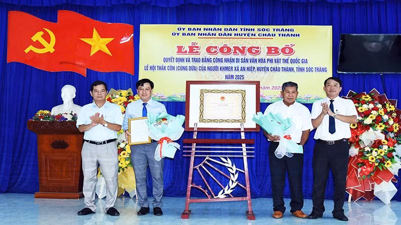 Trao Quyết định của Bộ Văn hóa, Thể thao và Du lịch đưa Lễ hội Thắk Côn vào Danh mục di sản văn hóa phi vật thể quốc gia.