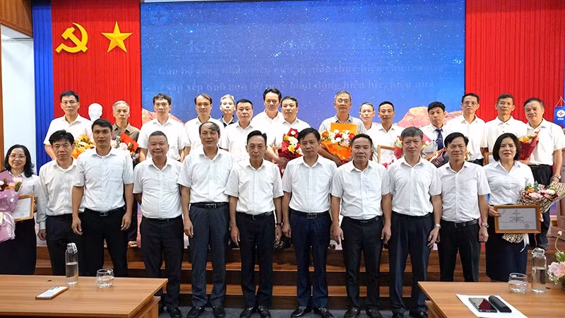 Thực hiện sắp xếp tinh gọn bộ máy 21 cán bộ Công ty Điện lực Lào Cai xin nghỉ hưu trước tuổi.