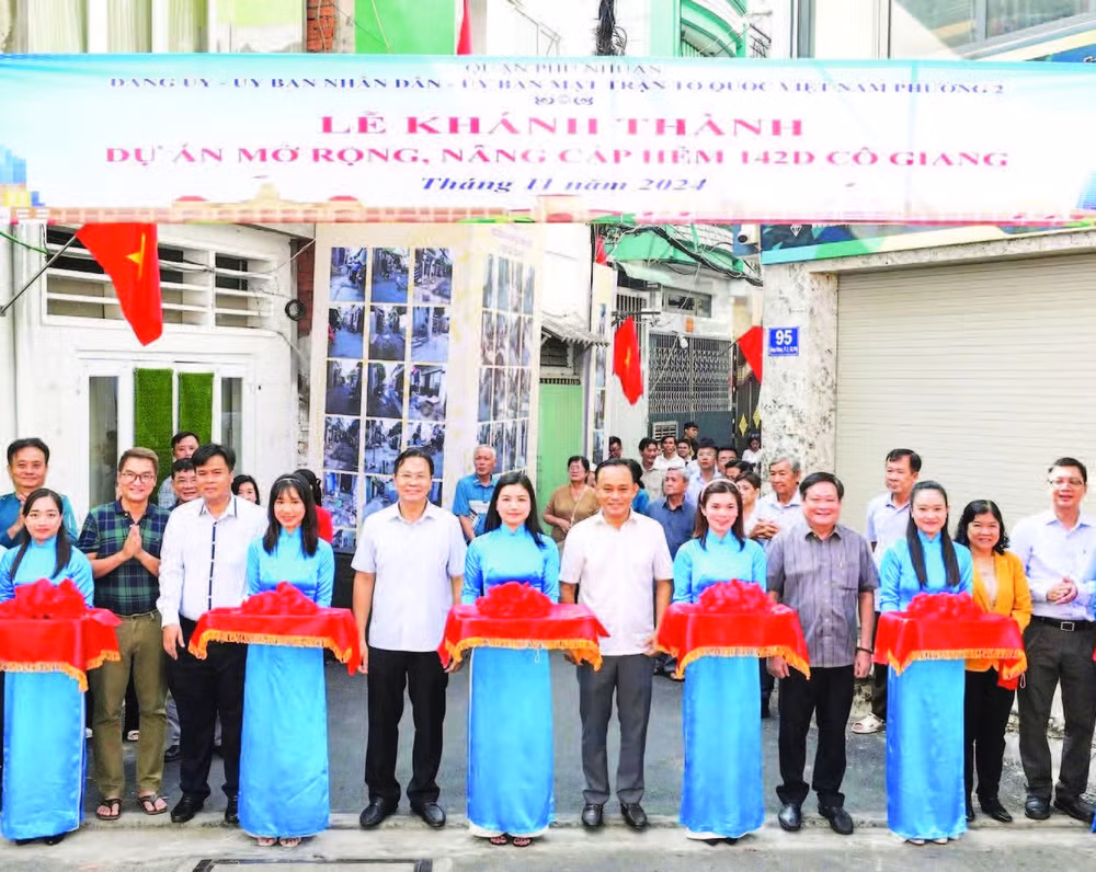 Khánh thành một tuyến hẻm sau chỉnh trang từ phong trào vận động nhân dân hiến đất năm 2024 tại phường Cầu Kiệu.