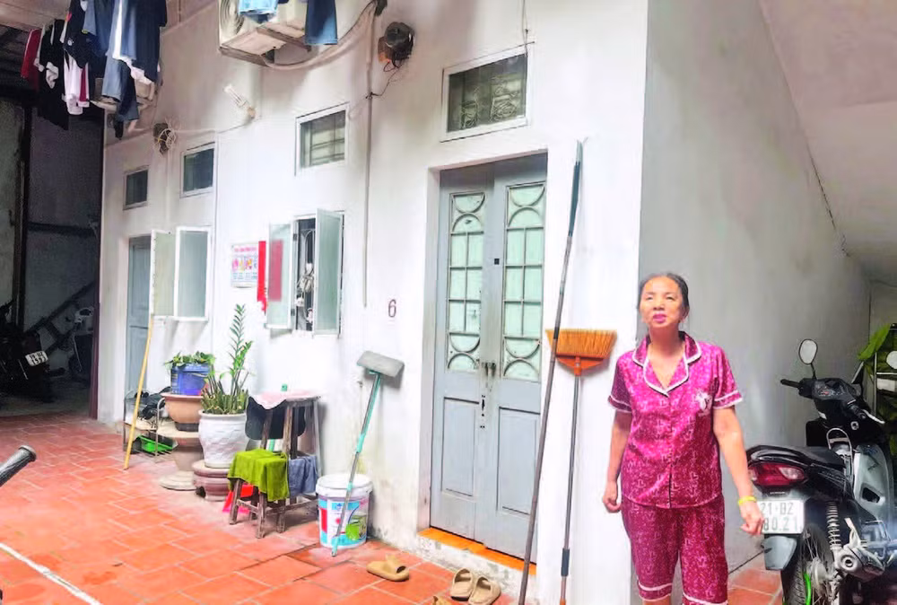 Bà Chử Thị Tân bên căn nhà mới được UBND phường Vĩnh Hưng cấp sổ đỏ.