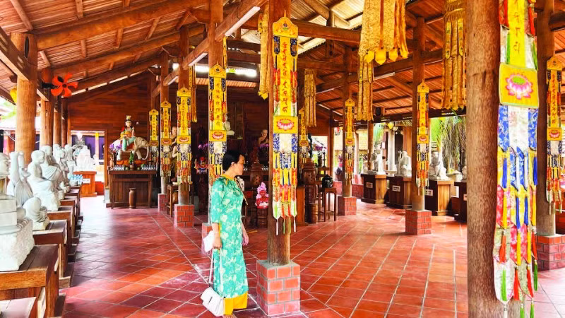 Chùa Long Quang được xây dựng từ gỗ cây dừa rất độc đáo.