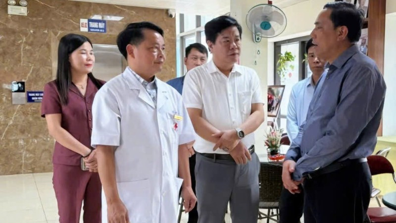 Trưởng đoàn công tác Hoàng Giang trao đổi với lãnh đạo ngành y tế Lào Cai. image1-462-5119.jpg