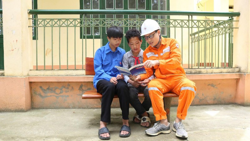 Công nhân Điện lực Lào Cai tuyên truyền tiết kiệm điện đến tận các trường học. dien-he-2-1995.jpg