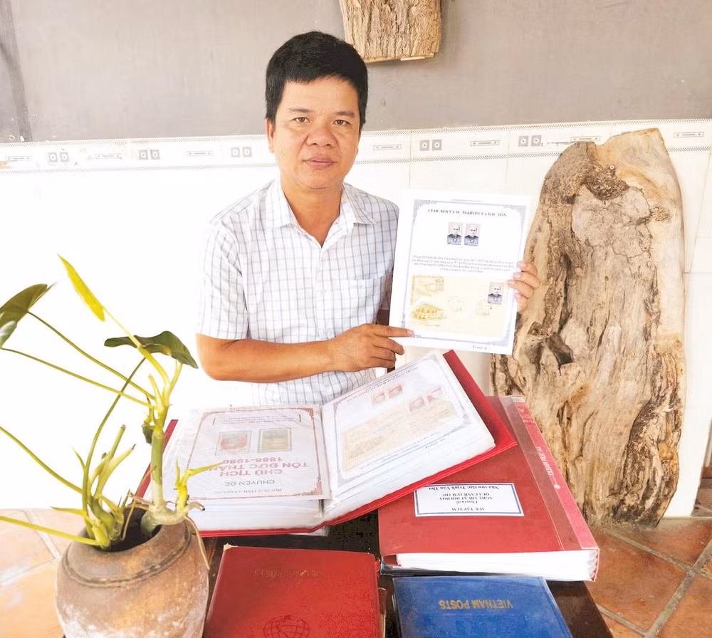 Ông Thu với bộ sưu tập tem về Chủ tịch Tôn Đức Thắng.