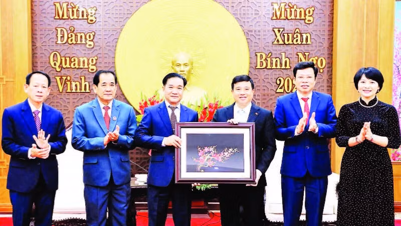 Thường trực Tỉnh ủy Lâm Đồng tặng quà lưu niệm lãnh đạo tỉnh Bolykhamxay.