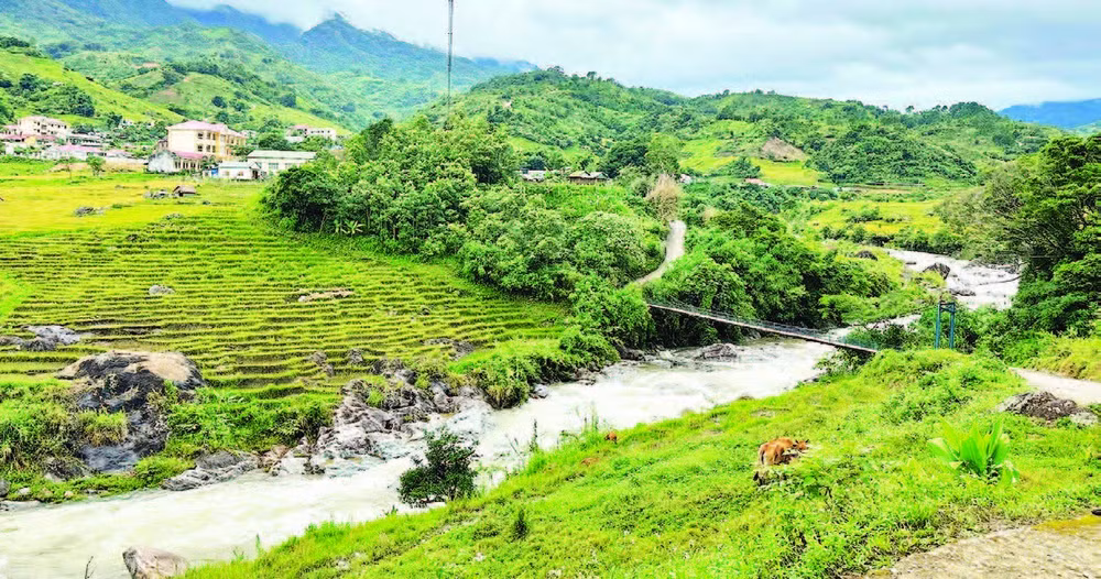 Từ thôn Kon Tua về trung tâm xã Ngọc Linh phải đi qua cầu treo nhỏ cho nên việc vận chuyển hàng hóa rất khó khăn.