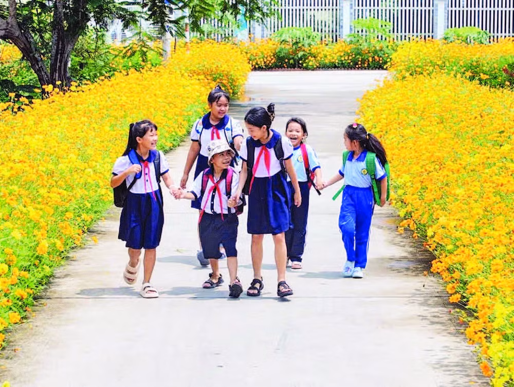 Đường hoa 521, ấp Bàu Chứa, xã Nhuận Đức rực rỡ sắc màu. (Ảnh VÕ LÊ)