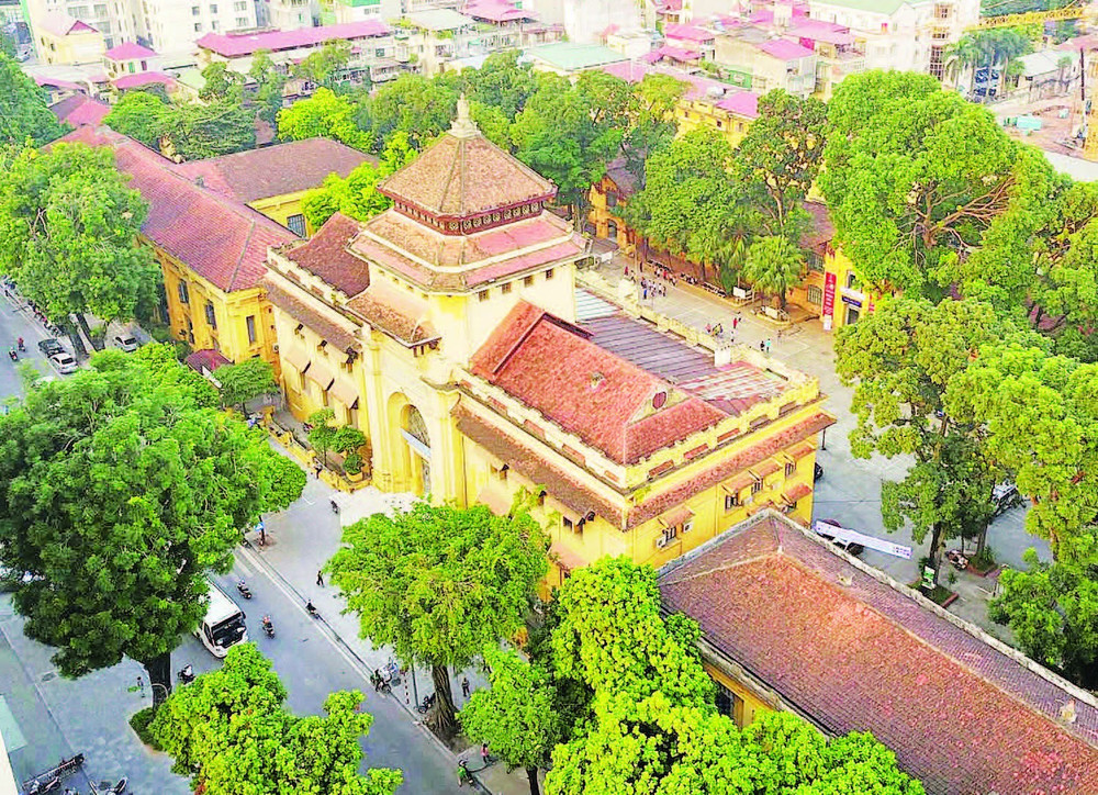 Tòa nhà số 19 Lê Thánh Tông (phường Cửa Nam, Hà Nội), một công trình có kiến trúc đẹp, được xây dựng trước năm 1954.