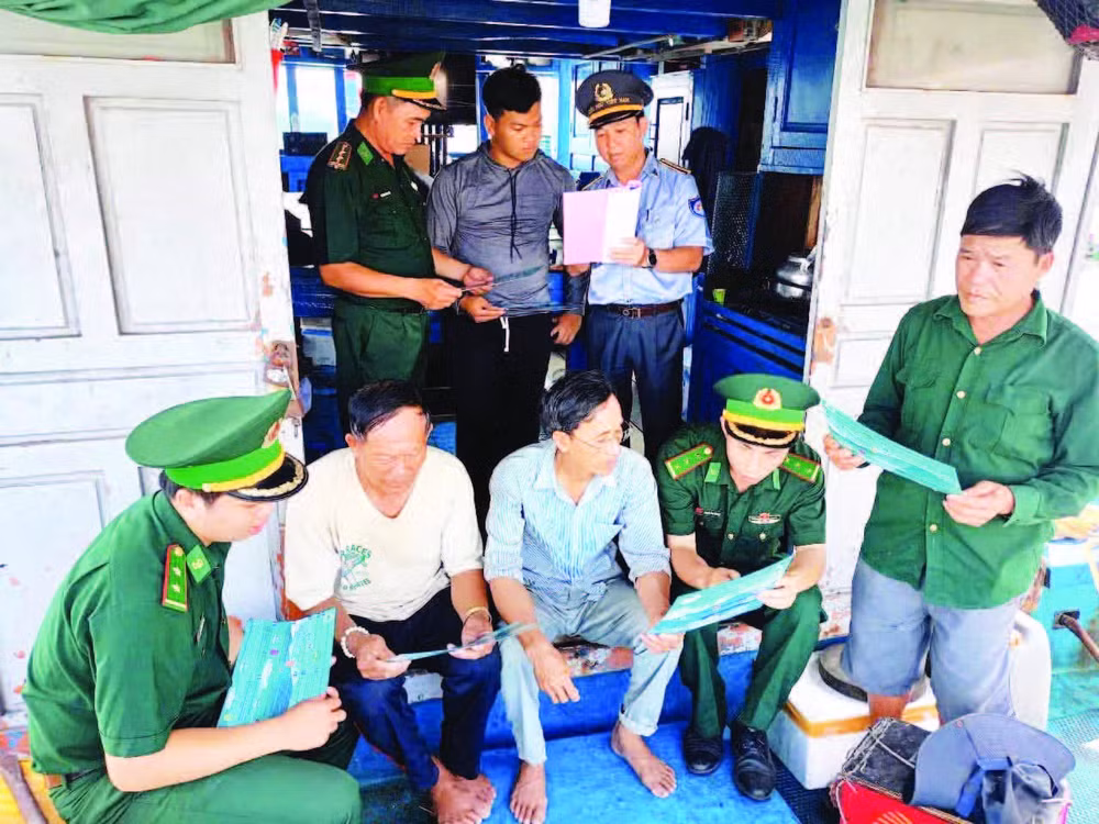 Bộ đội Biên phòng tuyên truyền các quy định về chống khai thác IUU cho ngư dân trên tàu cá.