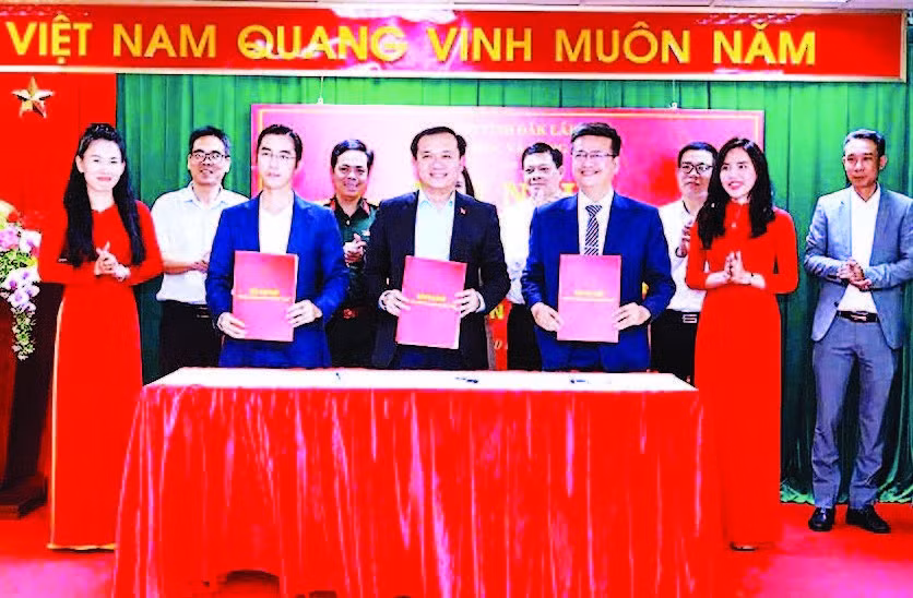 Sở Khoa học và Công nghệ tỉnh Đắk Lắk và các đơn vị ký kết biên bản ghi nhớ. (Ảnh TUẤN HẢI)