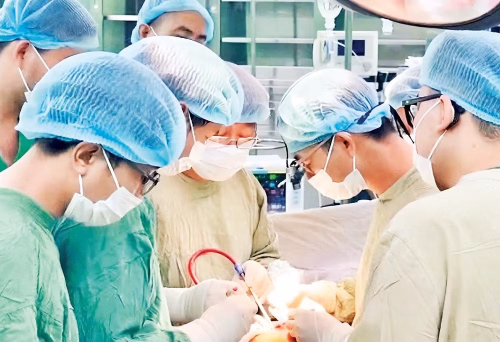 Các bác sĩ Bệnh viện Nhân dân 115 và Bệnh viện đa khoa Bà Rịa phối hợp thực hiện thành công ca phẫu thuật tạo hình cho bệnh nhân bị loét tỳ đè độ IV.