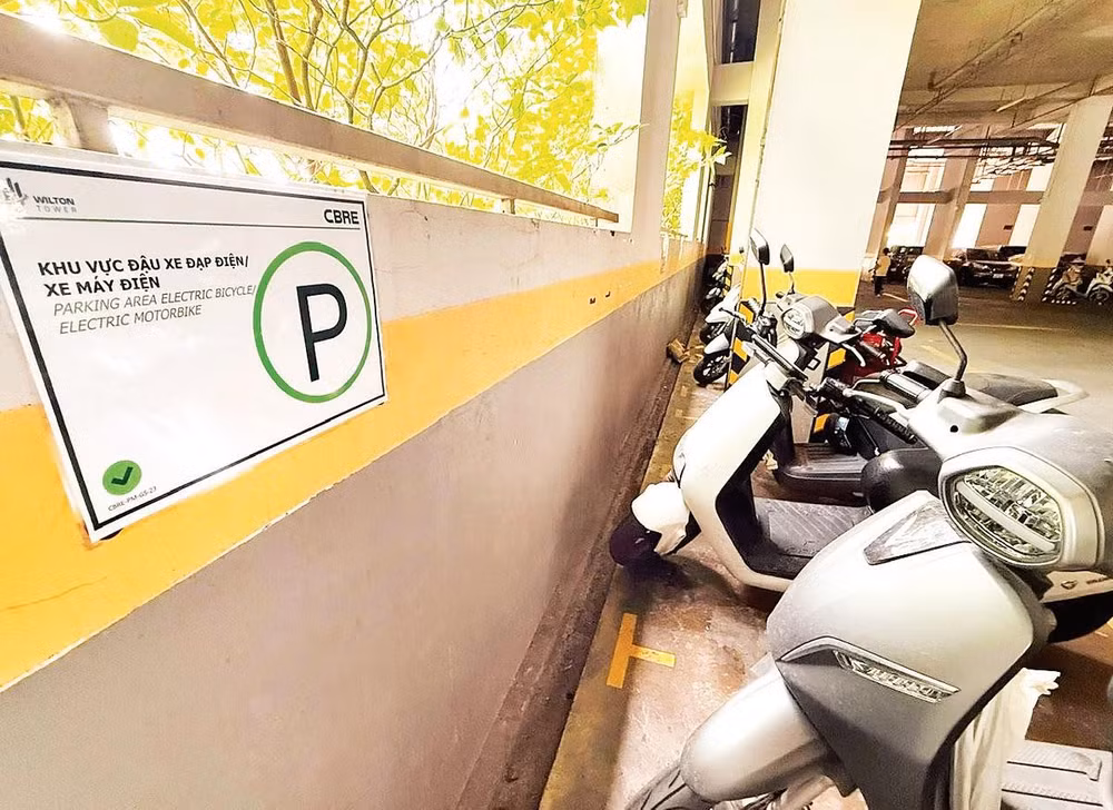 Một chung cư cao cấp bố trí khu vực đỗ xe máy, xe đạp điện nhưng không trang bị hệ thống sạc và không cho cư dân sạc điện phương tiện.
