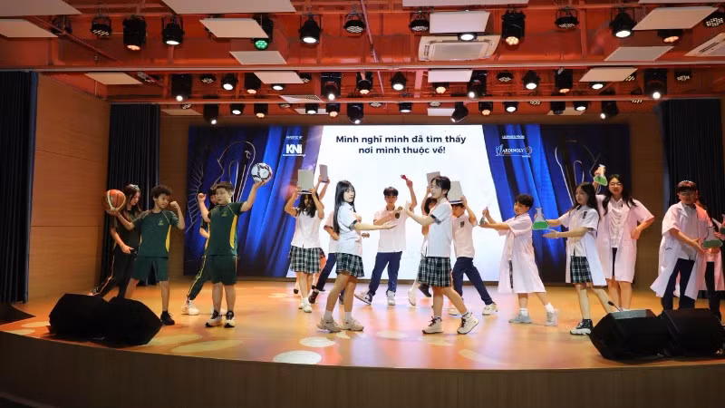 Học sinh trường Ardingly College Việt Nam biểu diễn nhạc kịch giới thiệu về trường.