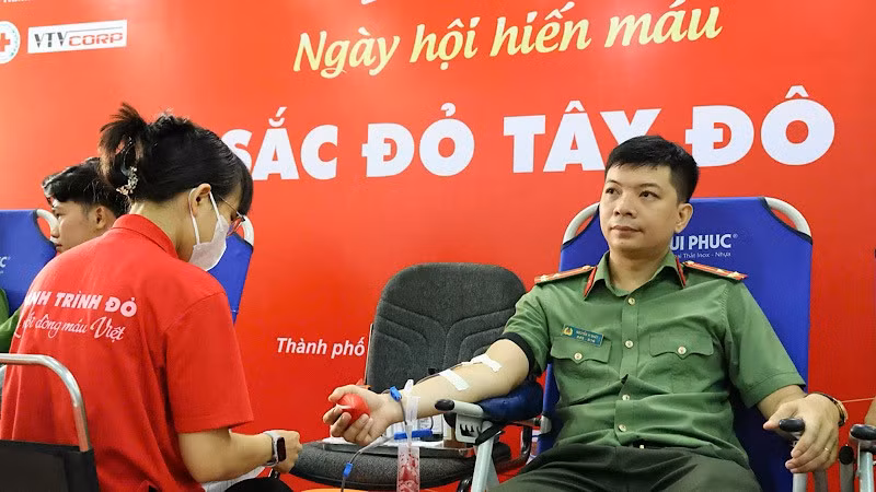 Công an thành phố Cần Thơ tham gia hiến máu tình nguyện.