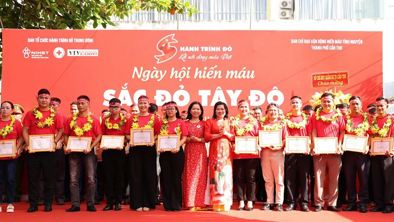 Hội chữ thập đỏ thành phố Cần Thơ tôn vinh người hiến máu tình nguyện. img-2025-07-16-135033.jpg