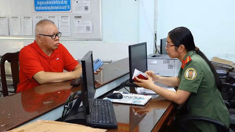 Công an thành phố Cần Thơ làm thủ tục cấp tài khoản định danh điện tử cho người nước ngoài.