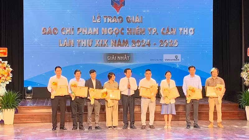 Bí thư Thành ủy Cần Thơ Đỗ Thanh Bình trao giải Nhất cho các tác giả.