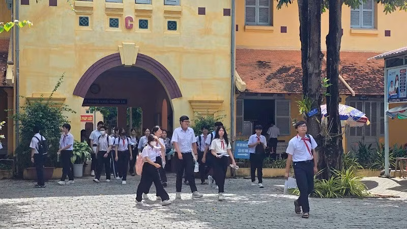 Thí sinh trong ngày đầu dự thi vào Trường trung học phổ thông Châu Văn Liêm, quận Ninh Kiều, thành phố Cần Thơ. (Ảnh: PHẠM ĐỖ)